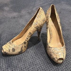 Gorgeous Joan and David Python skin pump size 6.5